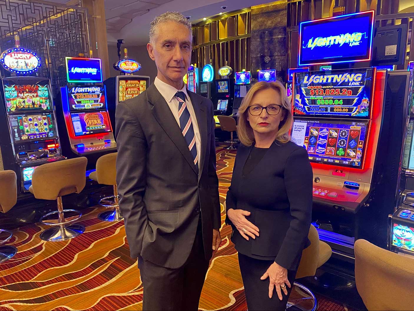 赛马和博彩部长托尼·布蒂与博彩和博彩委员会主席蕾妮·切克在赌场