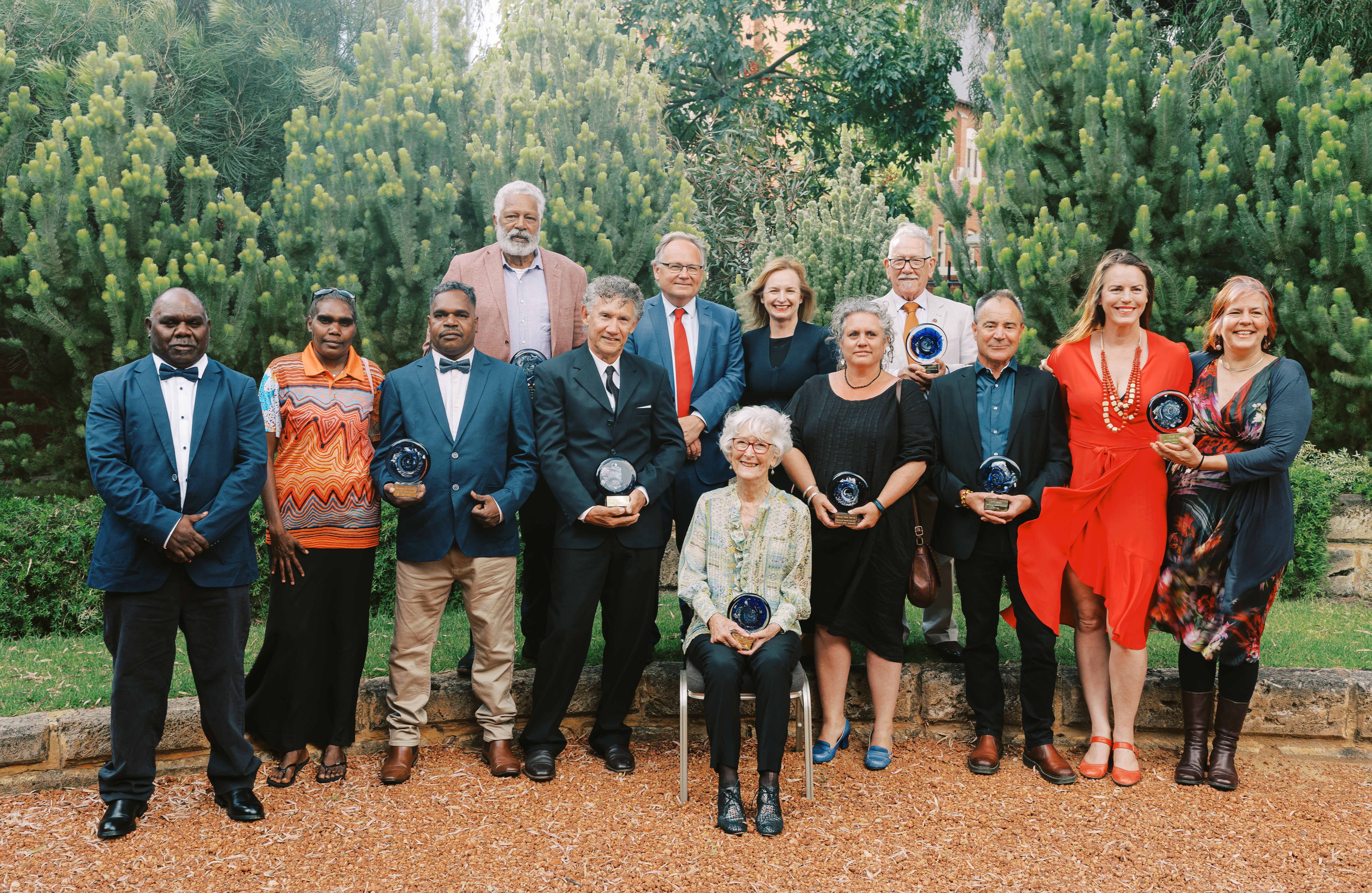 一群人在政府大楼外举行颁奖仪式